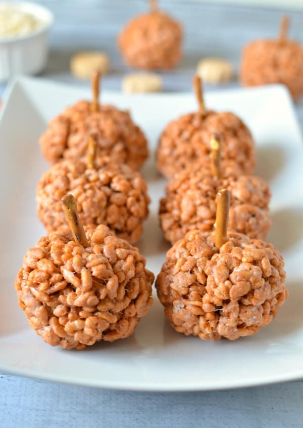 Pumpkin Spice Rice Krispie Treats- These easy to make pumpkin spice rice krispie treats are going to disappear in seconds. www.domesticdee.com