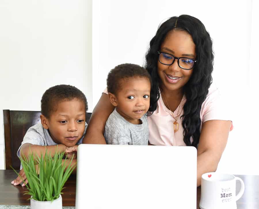 Are you a working mother trying to figure out how to create a schedule that works? Here are a few tips to help you create a schedule that works for your lifestyle.